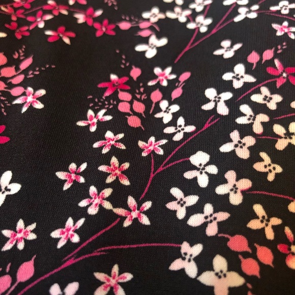 Long sleeve flower V neck top - Picture 4 of 4